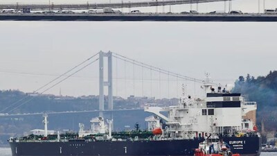 মার্কিন যুক্তরাষ্ট্রের সঙ্গে বাণিজ্য চুক্তির পর ভারত বিশ্ব জ্বালানি বাজারে একটি বড় পদক্ষেপ নিয়েছে। রয়টার্সের এক প্রতিবেদন অনুসারে, ভারতের রাষ্ট্রায়ত্ত তেল শোধনাগার ইন্ডিয়ান অয়েল কর্পোরেশন (IOC) এবং হিন্দুস্তান পেট্রোলিয়াম কর্পোরেশন (HPCL) ভেনেজুয়েলা থেকে দুই মিলিয়ন ব্যারেল অপরিশোধিত তেল কেনার জন্য একটি চুক্তি স্বাক্ষর করেছে। এটি একটি গুরুত্বপূর্ণ সিদ্ধান্ত হিসাবে বিবেচিত হচ্ছে। সবচেয়ে গুরুত্বপূর্ণ বিবেচনা হল ভারত তেলের উপর উল্লেখযোগ্য ছাড় পাবে। কিন্তু কেন এই চুক্তি তৃতীয় পক্ষের মাধ্যমে করা হচ্ছে?