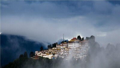 শিলিগুড়িতে ভোরের দিকে কুয়াশা। রোদেও হালকা ঠান্ডা। বেলা বাড়লেই বাড়বে উষ্ণতা। তাপমাত্রা ১৪-১৫ ডিগ্রি। দার্জিলিংয়ে মেঘলা আকাশ। কোথাও কুয়াশা। ঠান্ডা, তাপমাত্রা ৮ ডিগ্রি। কালিম্পংয়ে মেঘলা আকাশ, হালকা রোদ ঠান্ডার আমেজ। তাপমাত্রা ৯-১০ ডিগ্রি। 