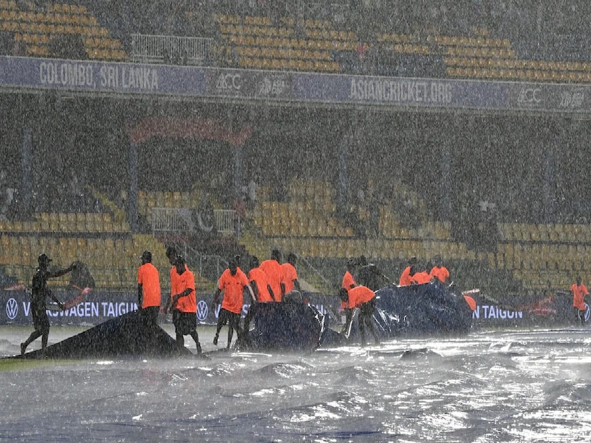 কলকাতা : এত সাধ্য সাধনা যে ম্যাচের জন্য সেই ম্যাচে কি বৃষ্টিই শেষ হাসি হাসবে নাকি৷ কলম্বোতে রবিবার মেগা ব্লকবাস্টার ভারত বনাম পাকিস্তান ম্যাচ৷ কিন্তু সেই ম্যাচ ঘিরে বৃষ্টি কাঁটা৷ হঠাৎ এক পশলা বৃষ্টি নয়, দিনের বিভিন্ন সময়ে বারবার বৃষ্টির সম্ভাবনায় ম্যাচ থমকে যাওয়ার সম্ভাবনাও আছে কিনা৷ ৯৪ শতাংশ বৃষ্টির সম্ভাবনা বলে জানিয়েছে একাধিক ওয়েদার পূর্বাভাস সংস্থা৷ কলকাতা : এত সাধ্য সাধনা যে ম্যাচের জন্য সেই ম্যাচে কি বৃষ্টিই শেষ হাসি হাসবে নাকি৷ কলম্বোতে রবিবার মেগা ব্লকবাস্টার ভারত বনাম পাকিস্তান ম্যাচ৷ কিন্তু সেই ম্যাচ ঘিরে বৃষ্টি কাঁটা৷ হঠাৎ এক পশলা বৃষ্টি নয়, দিনের বিভিন্ন সময়ে বারবার বৃষ্টির সম্ভাবনায় ম্যাচ থমকে যাওয়ার সম্ভাবনাও আছে কিনা৷ ৯৪ শতাংশ বৃষ্টির সম্ভাবনা বলে জানিয়েছে একাধিক ওয়েদার পূর্বাভাস সংস্থা৷