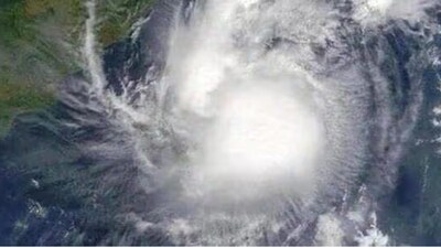 বঙ্গোপসাগরের ওপর ঘনীভূত সুস্পষ্ট নিম্নচাপ  আর এরই জেরে আজ ও কাল অর্থাৎ ৪৮ ঘণ্টা বঙ্গে দুর্যোগের সম্ভাবনা৷ ঝড় ও বজ্র-বিদ্যুৎ সহ বৃষ্টি হওয়ার সম্ভাবনা রয়েছে৷ 