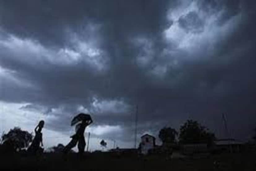 আগামী সপ্তাহে বৃষ্টির সম্ভাবনা উপকূলের জেলায়। বৃষ্টি হতে পারে পূর্ব মেদিনীপুরের মতো ওড়িশা সংলগ্ন দক্ষিণবঙ্গের জেলাতে। খুব হালকা বৃষ্টির সামান্য সম্ভাবনা। দক্ষিণ বঙ্গোপসাগরে একের পর এক নিম্নচাপ। তার প্রভাবেই জলীয় বাষ্প ঢুকবে ওড়িশা ও বাংলা সংলগ্ন উপকূলে। আংশিক মেঘলা আকাশের সম্ভাবনা। বুধবার নাগাদ হতে পারে বৃষ্টিপাত। আগামী সপ্তাহে বৃষ্টির সম্ভাবনা উপকূলের জেলায়। বৃষ্টি হতে পারে পূর্ব মেদিনীপুরের মতো ওড়িশা সংলগ্ন দক্ষিণবঙ্গের জেলাতে। খুব হালকা বৃষ্টির সামান্য সম্ভাবনা। দক্ষিণ বঙ্গোপসাগরে একের পর এক নিম্নচাপ। তার প্রভাবেই জলীয় বাষ্প ঢুকবে ওড়িশা ও বাংলা সংলগ্ন উপকূলে। আংশিক মেঘলা আকাশের সম্ভাবনা। বুধবার নাগাদ হতে পারে বৃষ্টিপাত।