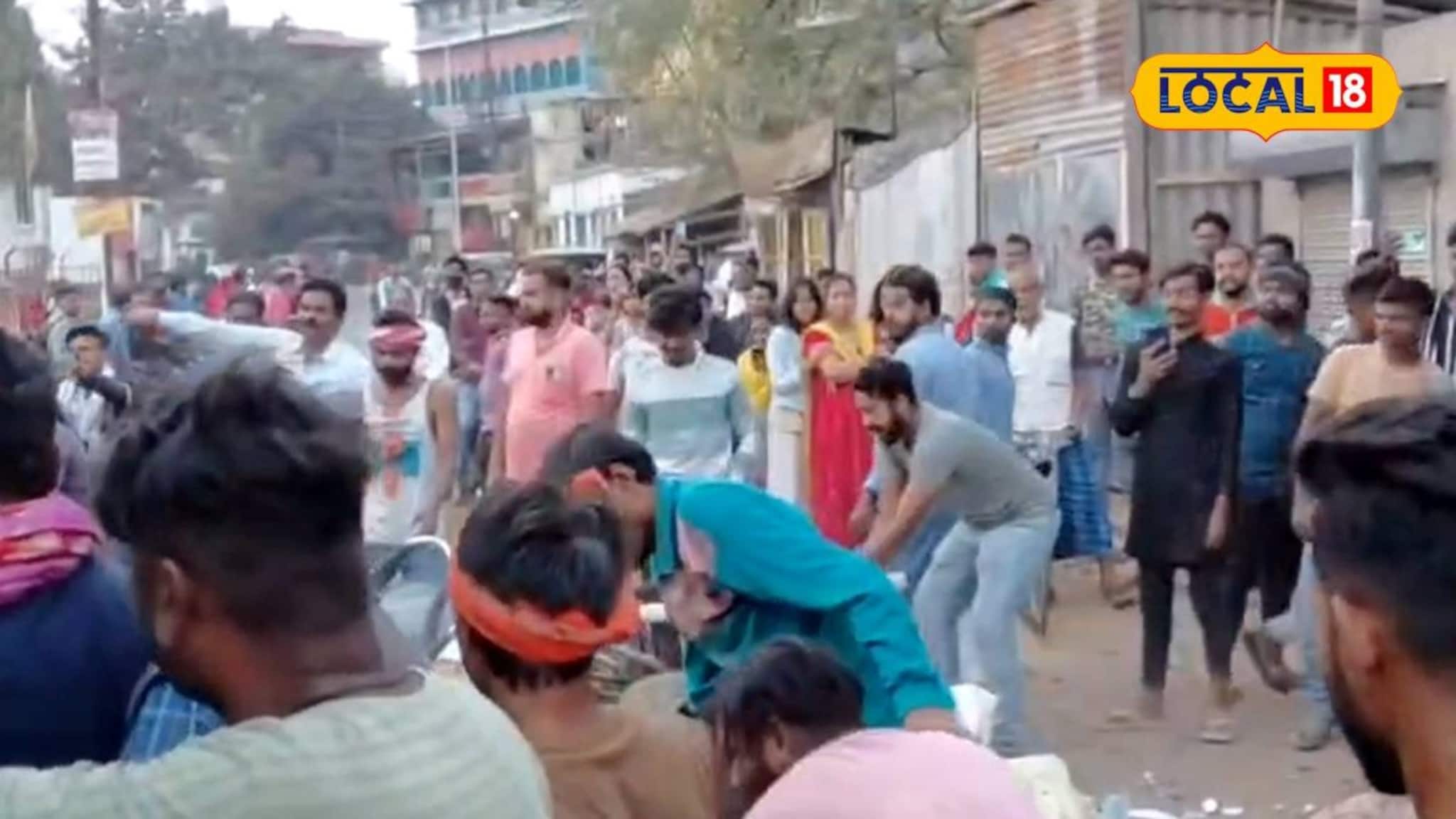 West Medinipur News: চুরি যাওয়া ট্রাকের ব্যাটারি মজুত! শহরের বেআইনি স্ক্র্যাপ গোডাউনে ভাঙচুর ট্রাক চালকদের, তীব্র উত্তেজনা এলাকায়