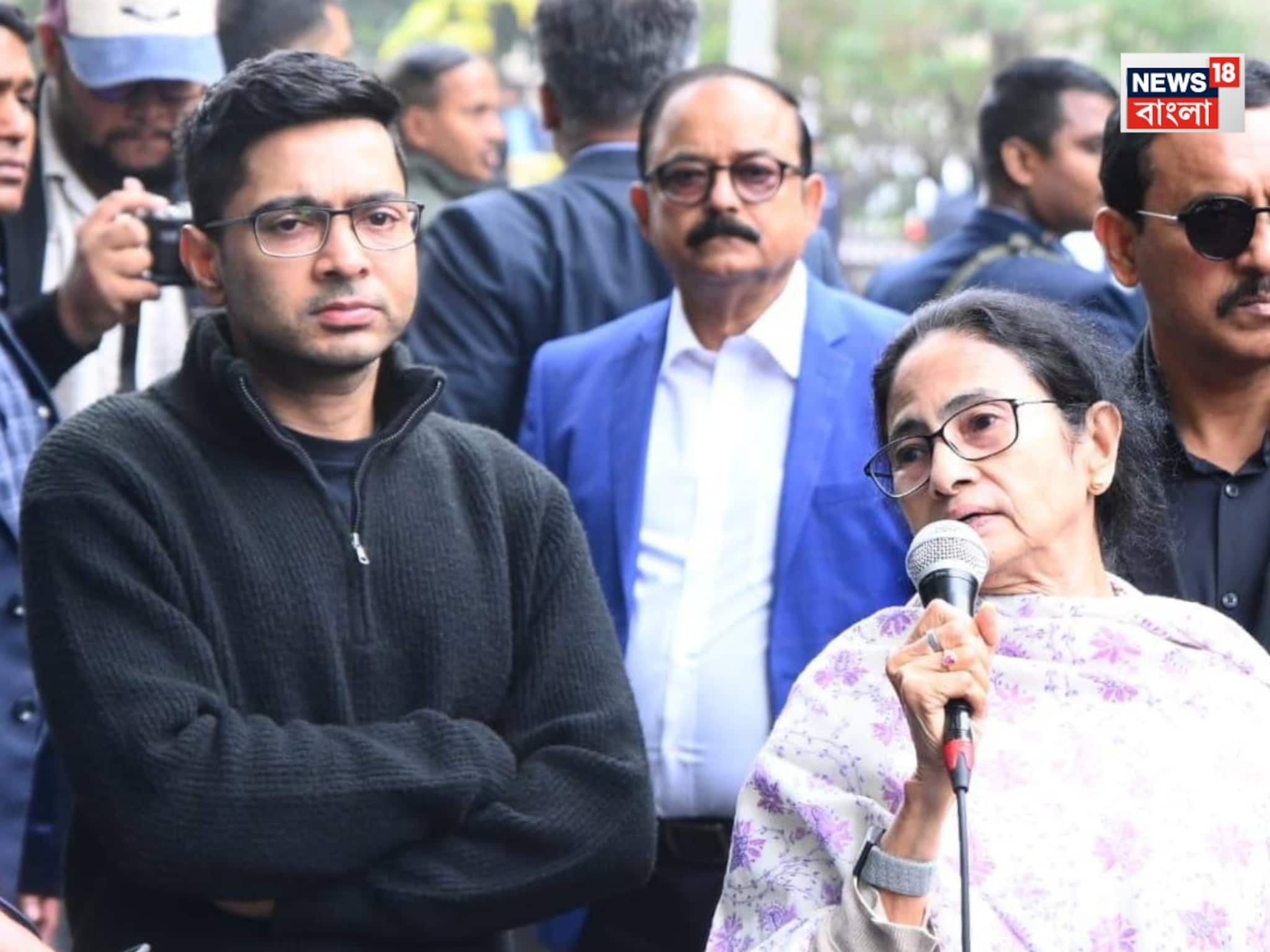 হঠাৎই বঙ্গভবন ঘিরে ফেলল দিল্লি পুলিশ...! 'এক কাপড়ে' ঘটনাস্থলে রণংদেহি মমতা!