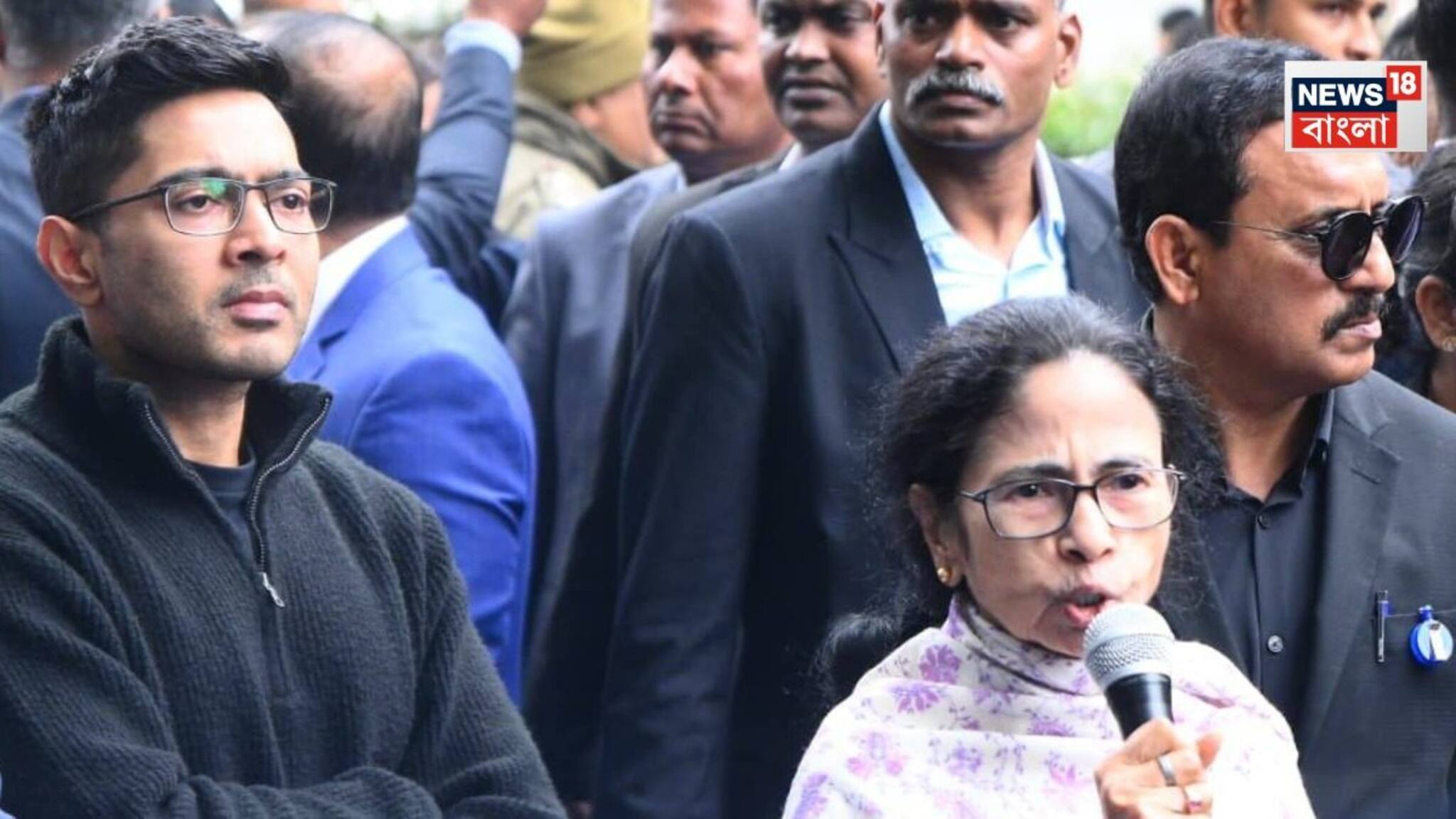 Mamata In Delhi: 'ওরা ঘরে ঢুকে খুঁজে দেখছে...', বঙ্গভবনে 'এক কাপড়ে' রণংদেহি মমতা! পুলিশের 'তল্লাশি' ঘিরে তোলপাড় রাজধানী