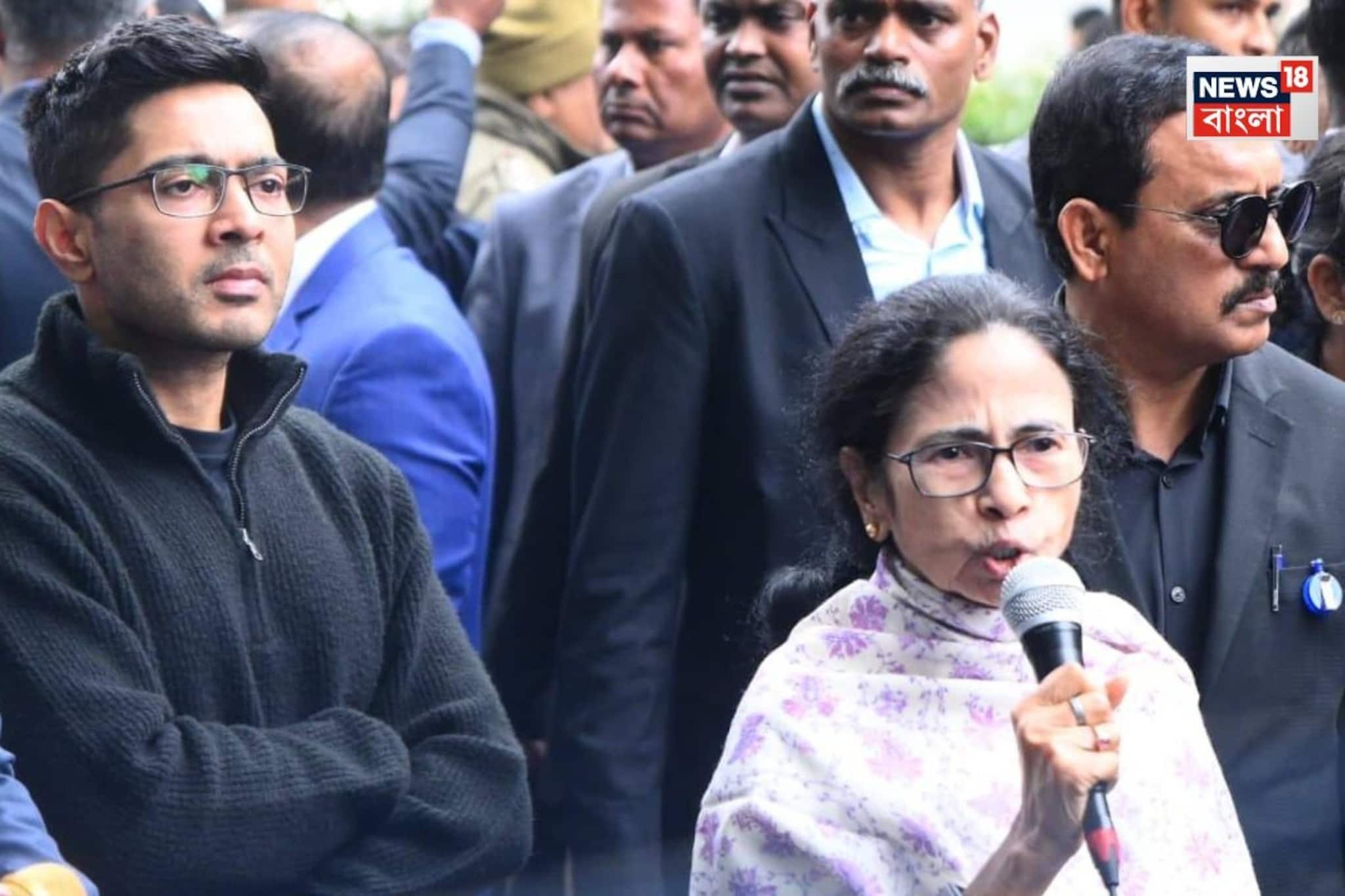 'ওরা ঘরে ঢুকে খুঁজে দেখছে...', বঙ্গভবনে দিল্লি পুলিশের ‘তল্লাশি’, ‘এক কাপড়েই’ হাজির মমতা 'ওরা ঘরে ঢুকে খুঁজে দেখছে...', বঙ্গভবনে দিল্লি পুলিশের ‘তল্লাশি’, ‘এক কাপড়েই’ হাজির মমতা