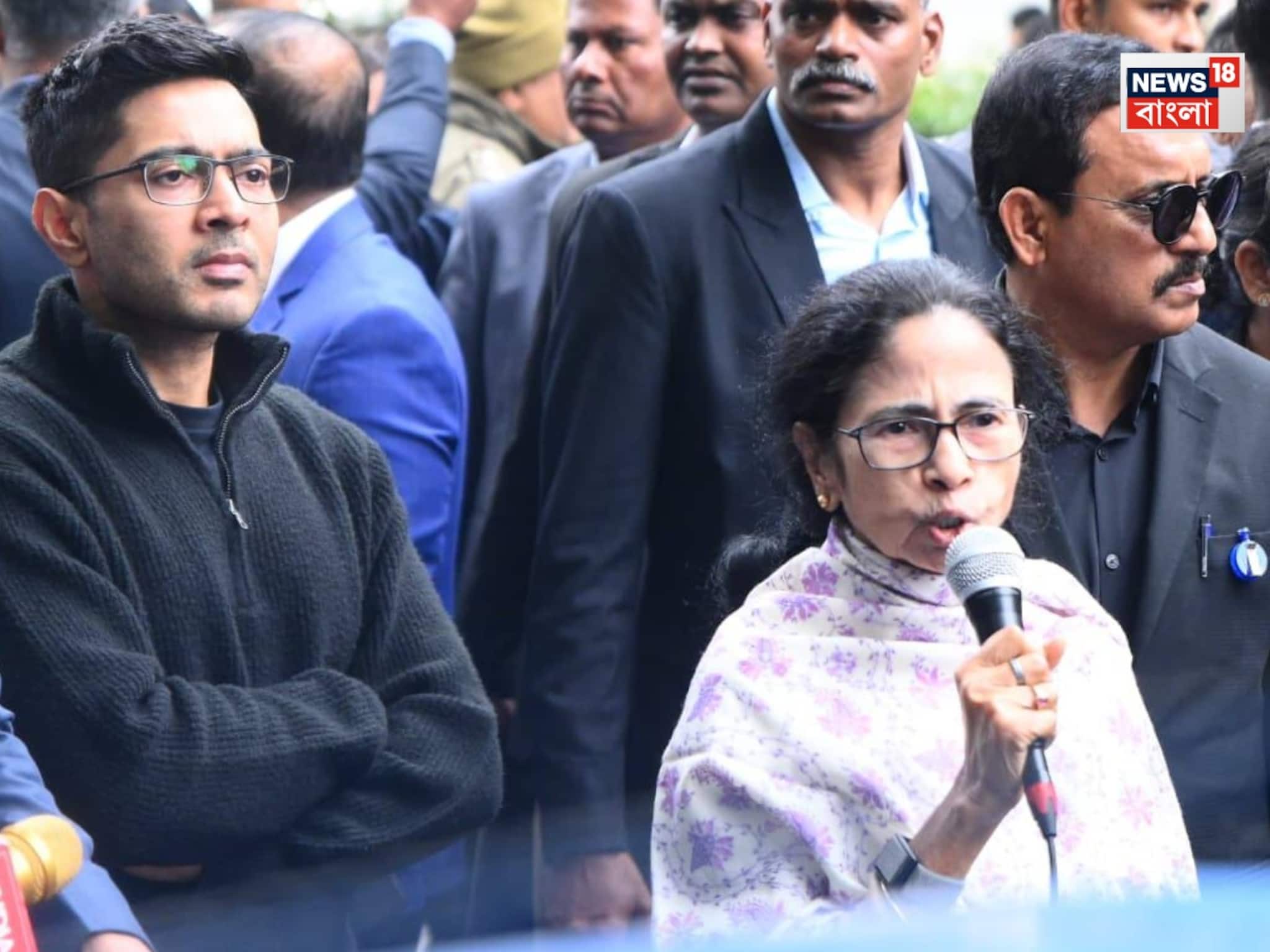 'ওরা ঘরে ঢুকে খুঁজে দেখছে...', বঙ্গভবনে দিল্লি পুলিশের ‘তল্লাশি’, ‘এক কাপড়েই’ হাজির মমতা 'ওরা ঘরে ঢুকে খুঁজে দেখছে...', বঙ্গভবনে দিল্লি পুলিশের ‘তল্লাশি’, ‘এক কাপড়েই’ হাজির মমতা