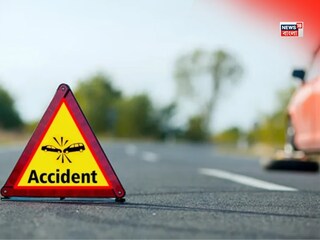 রবিবার সকালে কলকাতার লেকটাউনে গাছ ভেঙে বিপত্তি