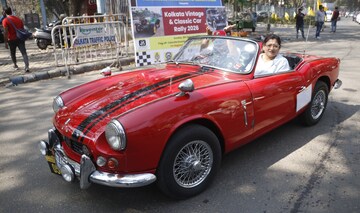 কয়োকশো বছর পিছিয়ে গেল শহর! কলকাতার রাস্তায় দাপিয়ে বেরালো নানা রং-এর 'ভিনটেজ কার'