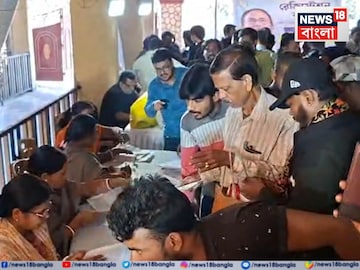 স্কুল মাঠ থেকে ব্লক অফিস! যুব সাথীর ফর্ম তুলতে লম্বা লাইনে হাজার হাজার আবেদনকারী স্কুল মাঠ থেকে ব্লক অফিস! যুব সাথীর ফর্ম তুলতে লম্বা লাইনে হাজার হাজার আবেদনকারী