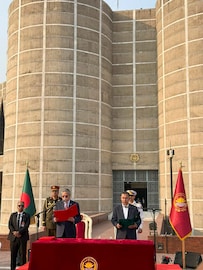 ‘আইন মেনে নিষ্ঠার সঙ্গে দায়িত্ব পালন করব’! শপথ নিলেন বাংলাদেশের নতুন প্রধানমন্ত্রী তারেক ‘আইন মেনে নিষ্ঠার সঙ্গে দায়িত্ব পালন করব’! শপথ নিলেন বাংলাদেশের নতুন প্রধানমন্ত্রী তারেক