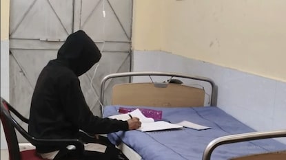 হাসপাতাল বেডেই পরীক্ষা দিলেন পরীক্ষার্থী হাসপাতাল বেডেই পরীক্ষা দিলেন পরীক্ষার্থী