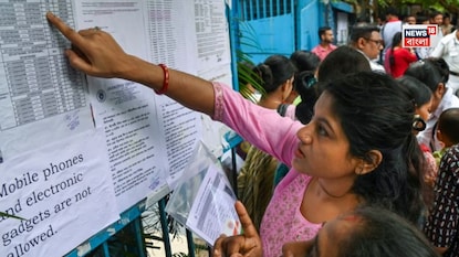 ‘আমার শত্রুর সঙ্গেও যেন এরকম না হয়’, হারানো চাকরি ফিরে পেয়ে চোখ ভিজল শিক্ষিকার ‘আমার শত্রুর সঙ্গেও যেন এরকম না হয়’, হারানো চাকরি ফিরে পেয়ে চোখ ভিজল শিক্ষিকার