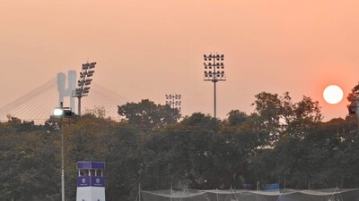 আজ, রবিবার কলকাতায় ১৬ ডিগ্রিতেই পারদ। বাড়বে তাপমাত্রা। আগামী সপ্তাহে কলকাতা ও সংলগ্ন এলাকার তাপমাত্রা ১৭ থেকে ১৯ ডিগ্রি সেলসিয়াসের মধ্যে থাকবে। উপকূলীয় সংলগ্ন জেলাতে তাপমাত্রা ১৬ থেকে ১৮ ডিগ্রি সেলসিয়াসের মধ্যে থাকবে। পশ্চিমের জেলাগুলিতে ১৩ থেকে ১৬ ডিগ্রি সেলসিয়াসের মধ্যে থাকবে তাপমাত্রা। 