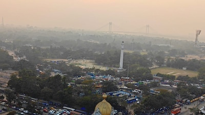 সামান্য বাড়ল তাপমাত্রা। স্বাভাবিক বা তার উপরেই রয়েছে রাজ্যের সর্বনিম্ন তাপমাত্রা। আগামী কয়েক দিন শুষ্ক আবহাওয়া থাকবে। সকালের দিকে কুয়াশা থাকতে পারে। ঘন কুয়াশার সতর্কবার্তা আপাতত নেই। আগামী দু’দিন সামান্য বাড়বে তাপমাত্রা। তারপর ফের কমবে তাপমাত্রা। আরও একবার কলকাতায় ১৪ থেকে ১৫ ডিগ্রি সেলসিয়াসের মধ্যে তাপমাত্রা নামতে পারে।