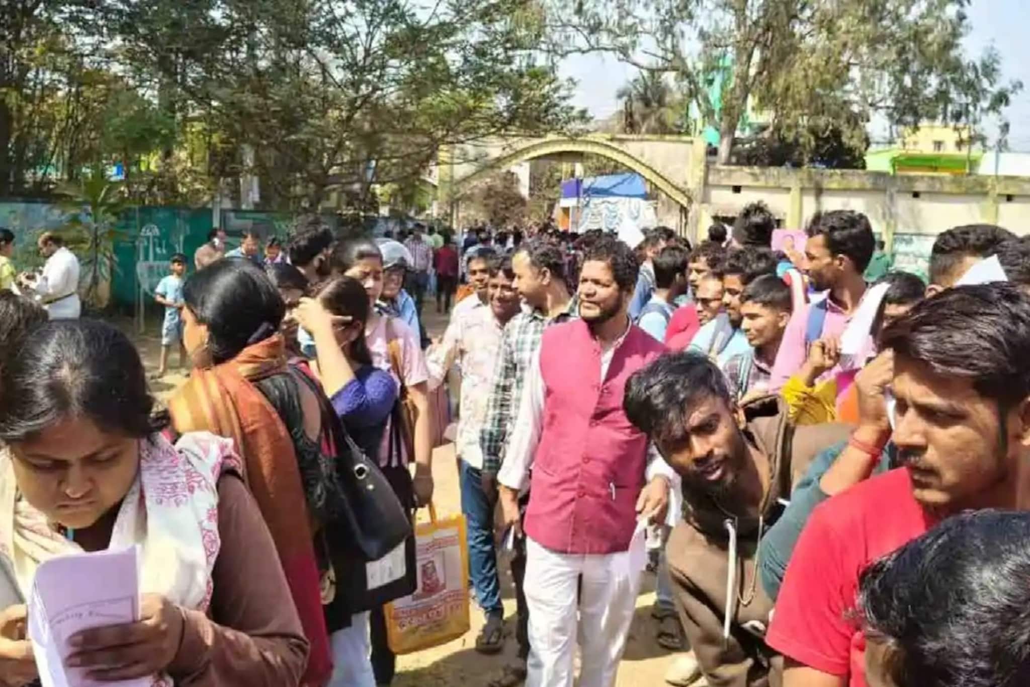 যুব সাথীর ফর্ম পূরণের আর ৬ দিন বাকি, আপনার এলাকায় ক্যাম্প কোথায় বসছে? এক ক্লিকে জানুন যুব সাথীর ফর্ম পূরণের আর ৬ দিন বাকি, আপনার এলাকায় ক্যাম্প কোথায় বসছে? এক ক্লিকে জানুন