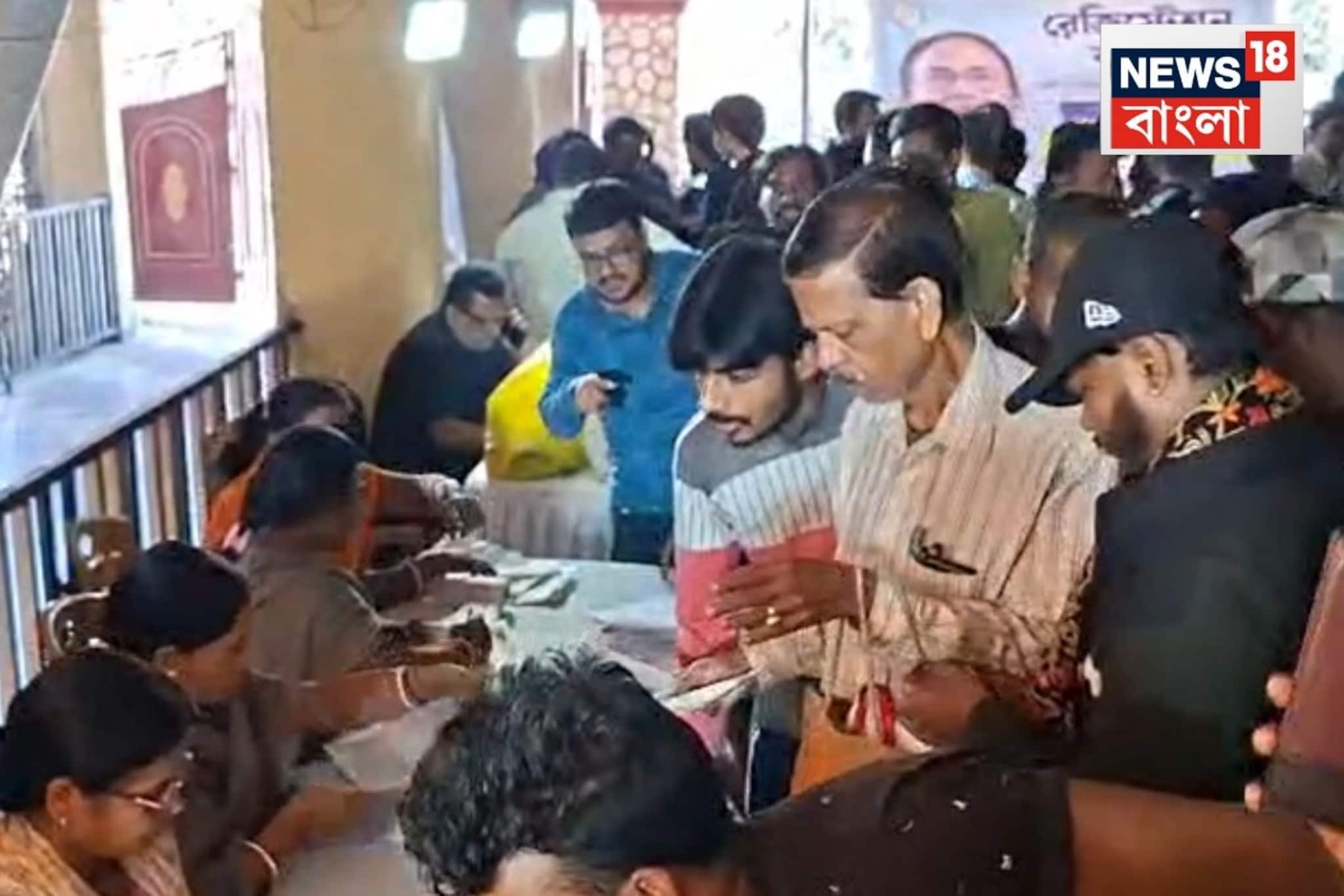 স্কুল মাঠ থেকে ব্লক অফিস! যুব সাথীর ফর্ম তুলতে লম্বা লাইনে হাজার হাজার আবেদনকারী