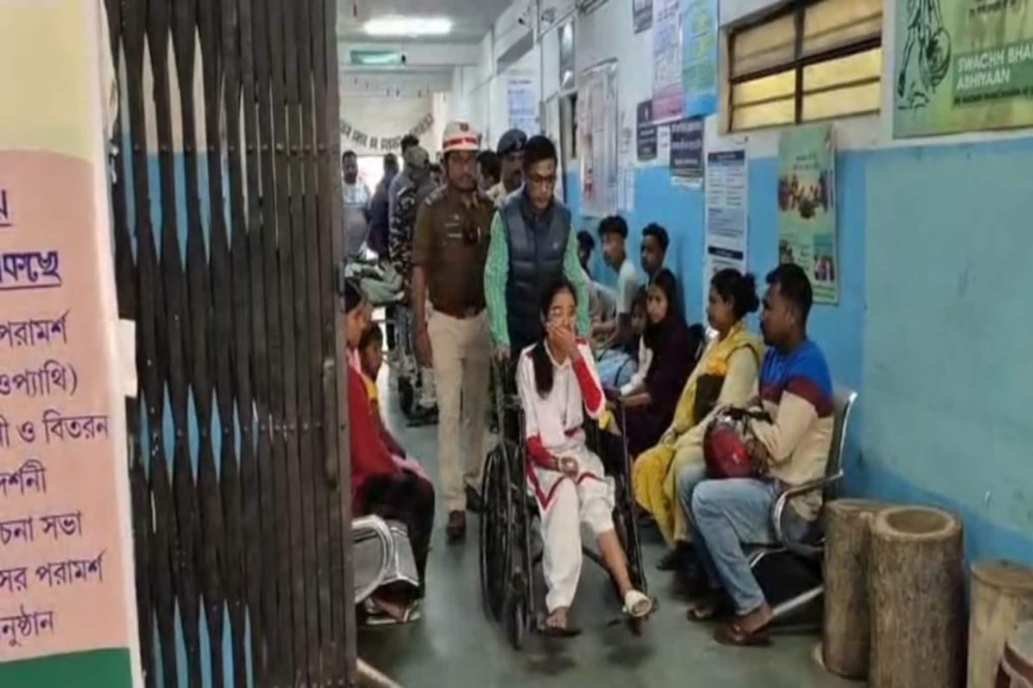 মাধ্যমিক দিতে যাওয়ার পথেই টোটো উল্টে দুর্ঘটনা! জখম দুই মাধ্যমিক পরীক্ষার্থী