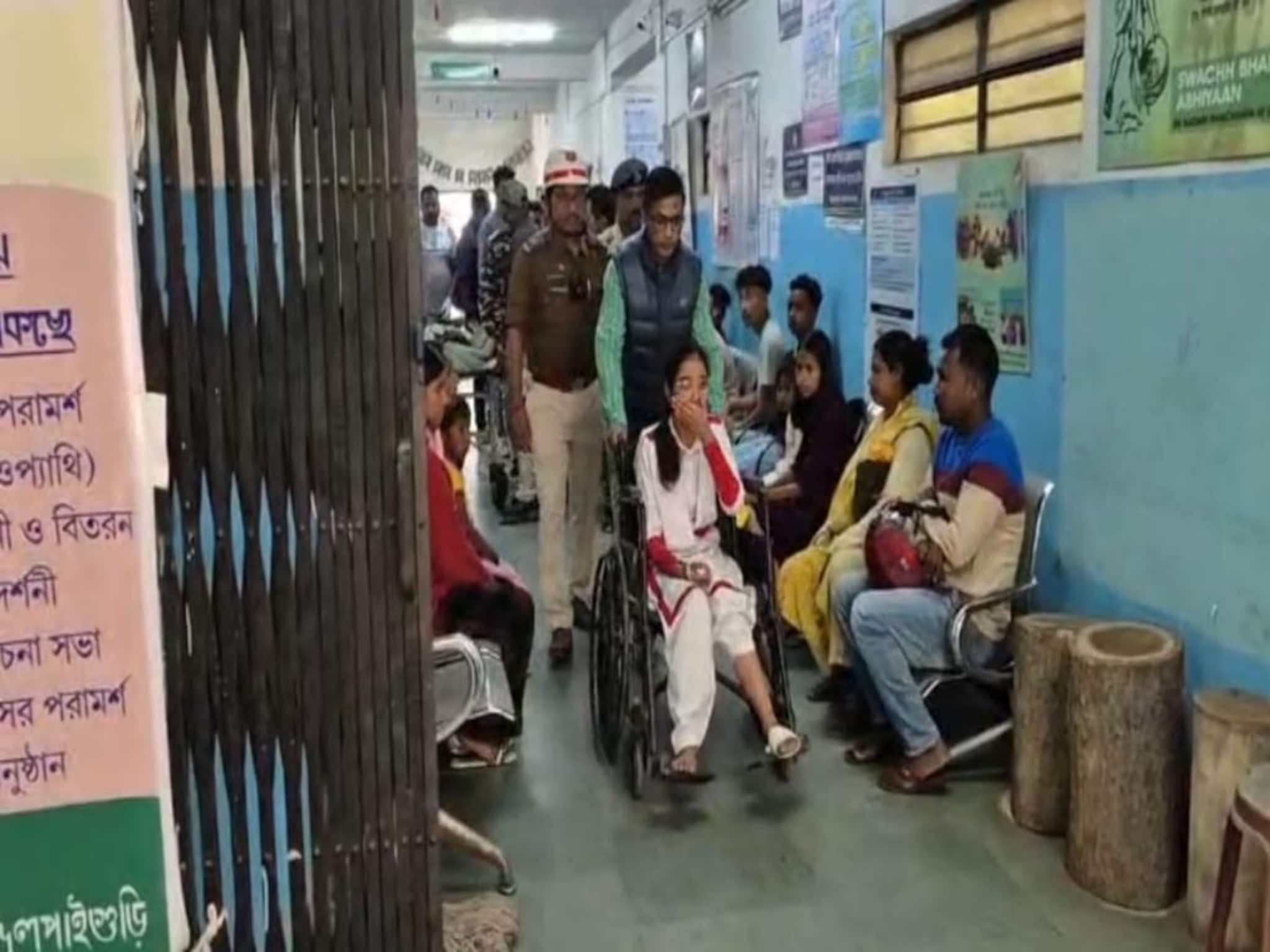 মাধ্যমিক দিতে যাওয়ার পথেই টোটো উল্টে দুর্ঘটনা! জখম দুই মাধ্যমিক পরীক্ষার্থী