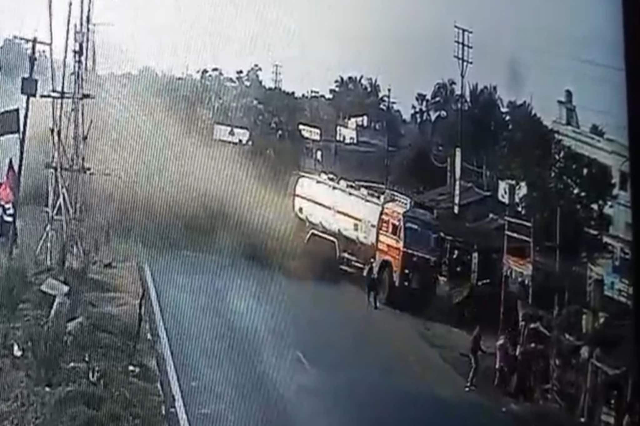 হলদিয়ায় ভয়ঙ্কর দুর্ঘটনা! জাতীয় সড়কের পাশের দোকানে ঢুকল চলন্ত তেলের ট্যাঙ্কার! মৃত অন্তত ২