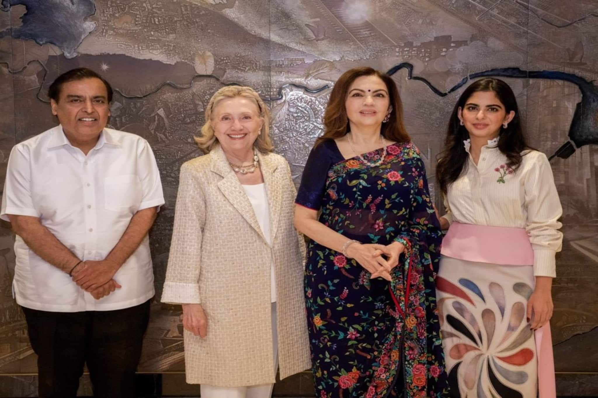 হিলারি ক্লিন্টনকে বাড়িতে আপ্যায়ন করলেন শিল্পপতি মুকেশ আম্বানি ও নীতা আম্বানি!