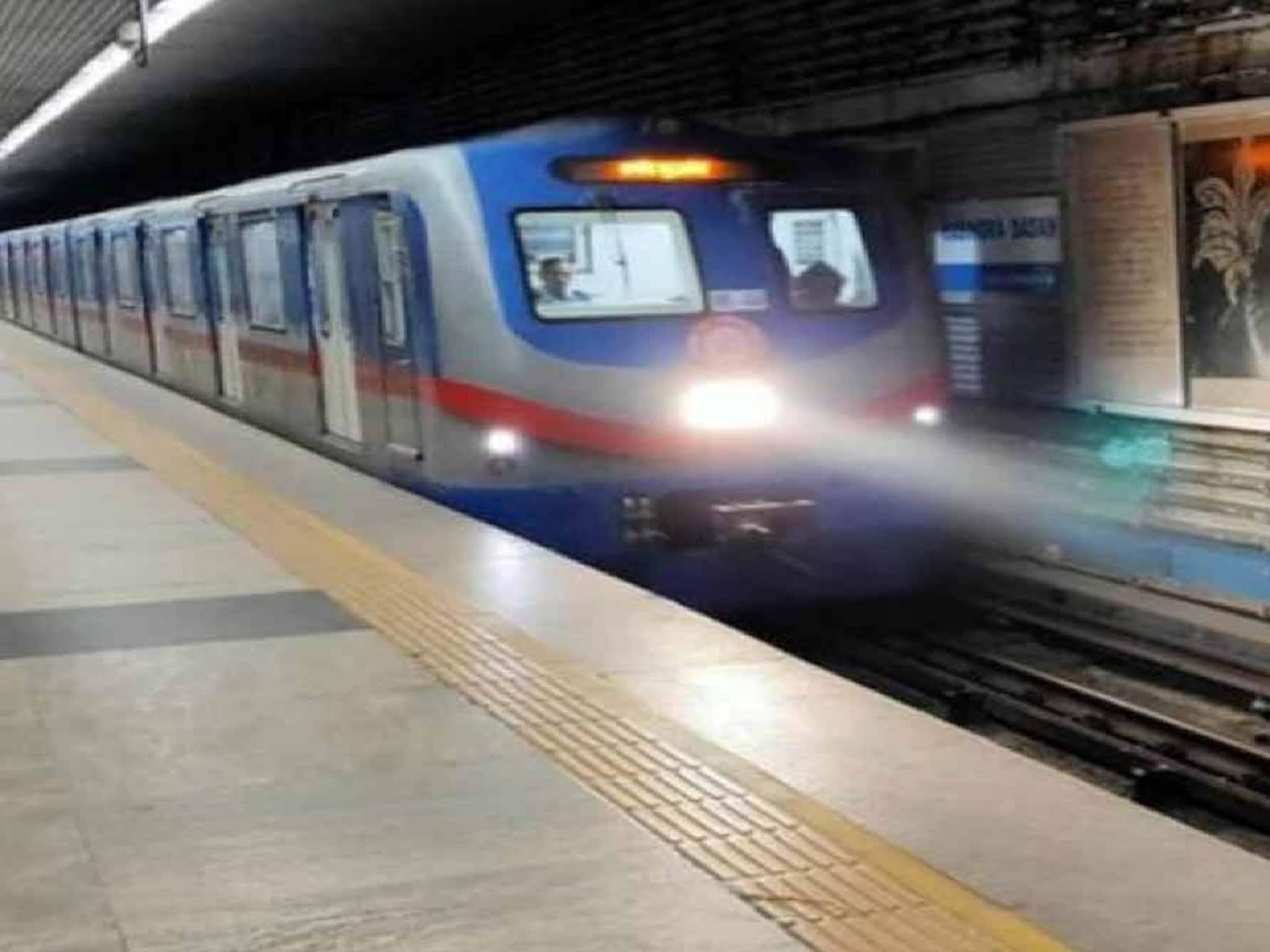 ফের মেট্রো বিভ্রাট! দক্ষিণেশ্বর ওয়াই লেনে সিগন্যালে সমস্যা,বিভিন্ন স্টেশনে দাঁড়িয়ে মেট্রো