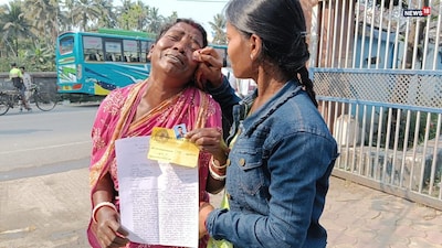 डेढ़ साल से लापता बेटा, मां दर-दर भटक रही बेटे की तस्वीर लिए.