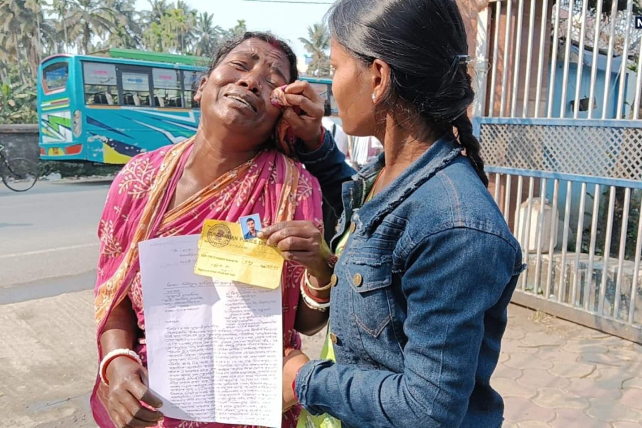 দেড় বছর খোঁজ নেই ছেলের, হন্যে হয়ে ছেলের ছবি নিয়ে চারিদিকে ঘুরে বেড়াচ্ছেন মা দেড় বছর খোঁজ নেই ছেলের, হন্যে হয়ে ছেলের ছবি নিয়ে চারিদিকে ঘুরে বেড়াচ্ছেন মা