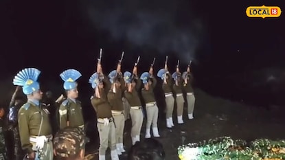 গান স্যালুট দিয়ে জওয়ানকে শেষ বিদায় গান স্যালুট দিয়ে জওয়ানকে শেষ বিদায়