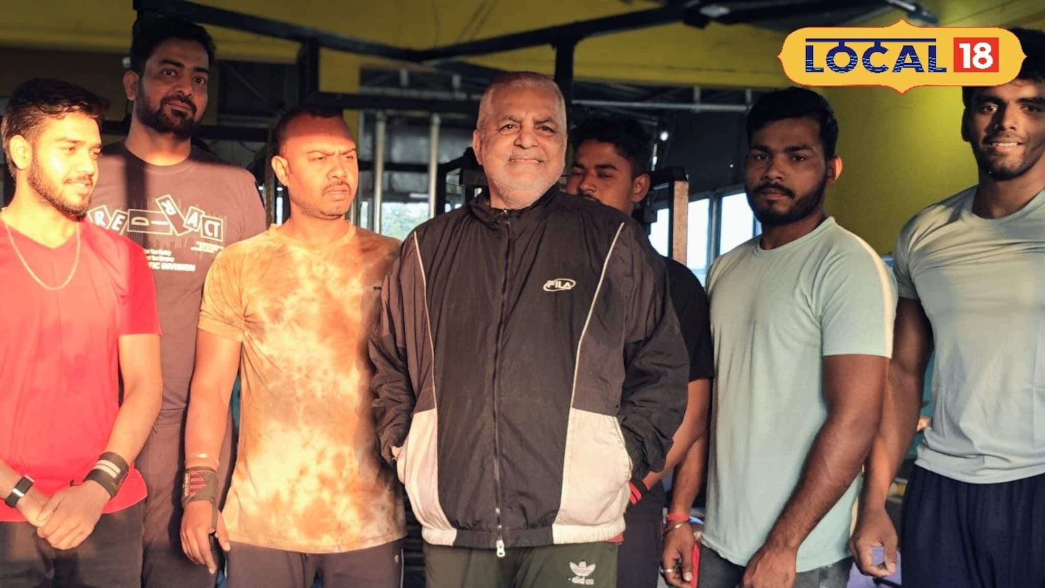 ভোর হলে জিমে ছুটে যান 'সত্তরের যুবক', দেন শরীরচর্চার পাঠ ! ফিটনেসের ফ্যান গোটা এলাকা