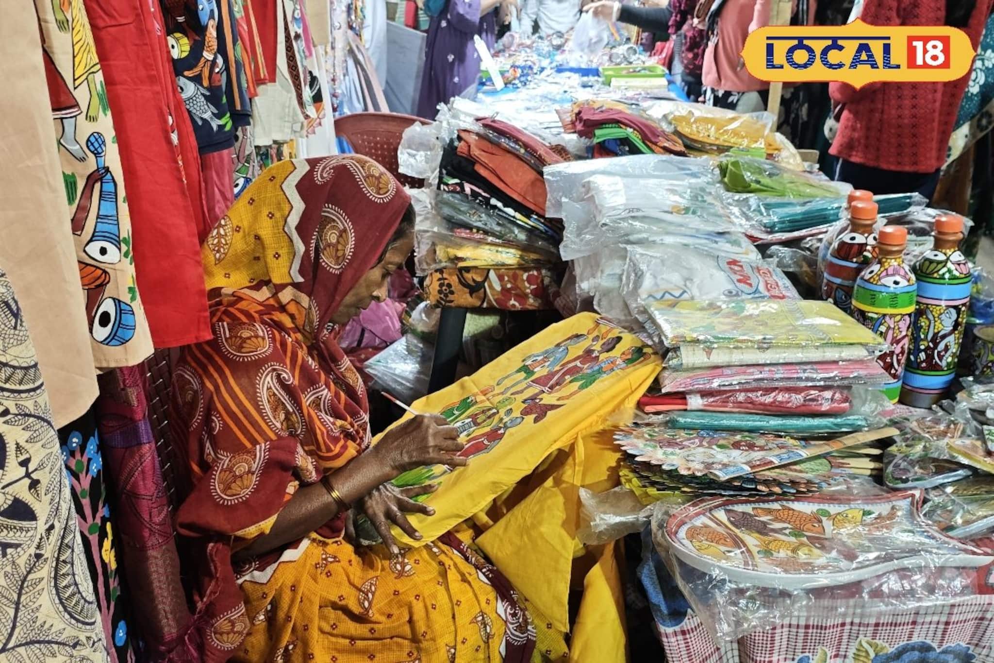 হাতে আঁকা পোশাকে মন হারিয়েছে নতুন প্রজন্ম, ভিড় সামলাতে হিমশিম খাচ্ছেন বিক্রেতারা