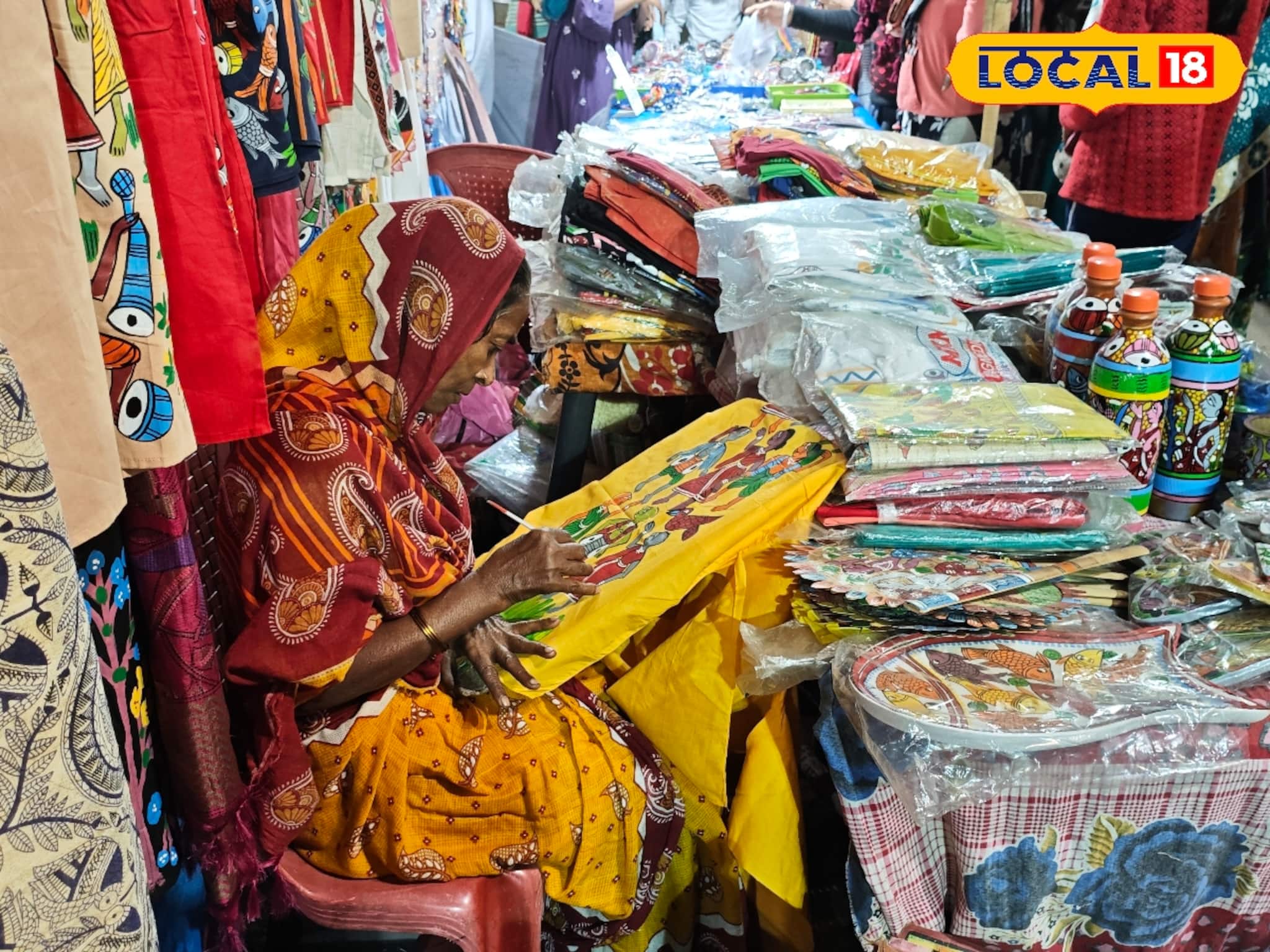 হাতে আঁকা পোশাকে মন হারিয়েছে নতুন প্রজন্ম, ভিড় সামলাতে হিমশিম খাচ্ছেন বিক্রেতারা হাতে আঁকা পোশাকে মন হারিয়েছে নতুন প্রজন্ম, ভিড় সামলাতে হিমশিম খাচ্ছেন বিক্রেতারা