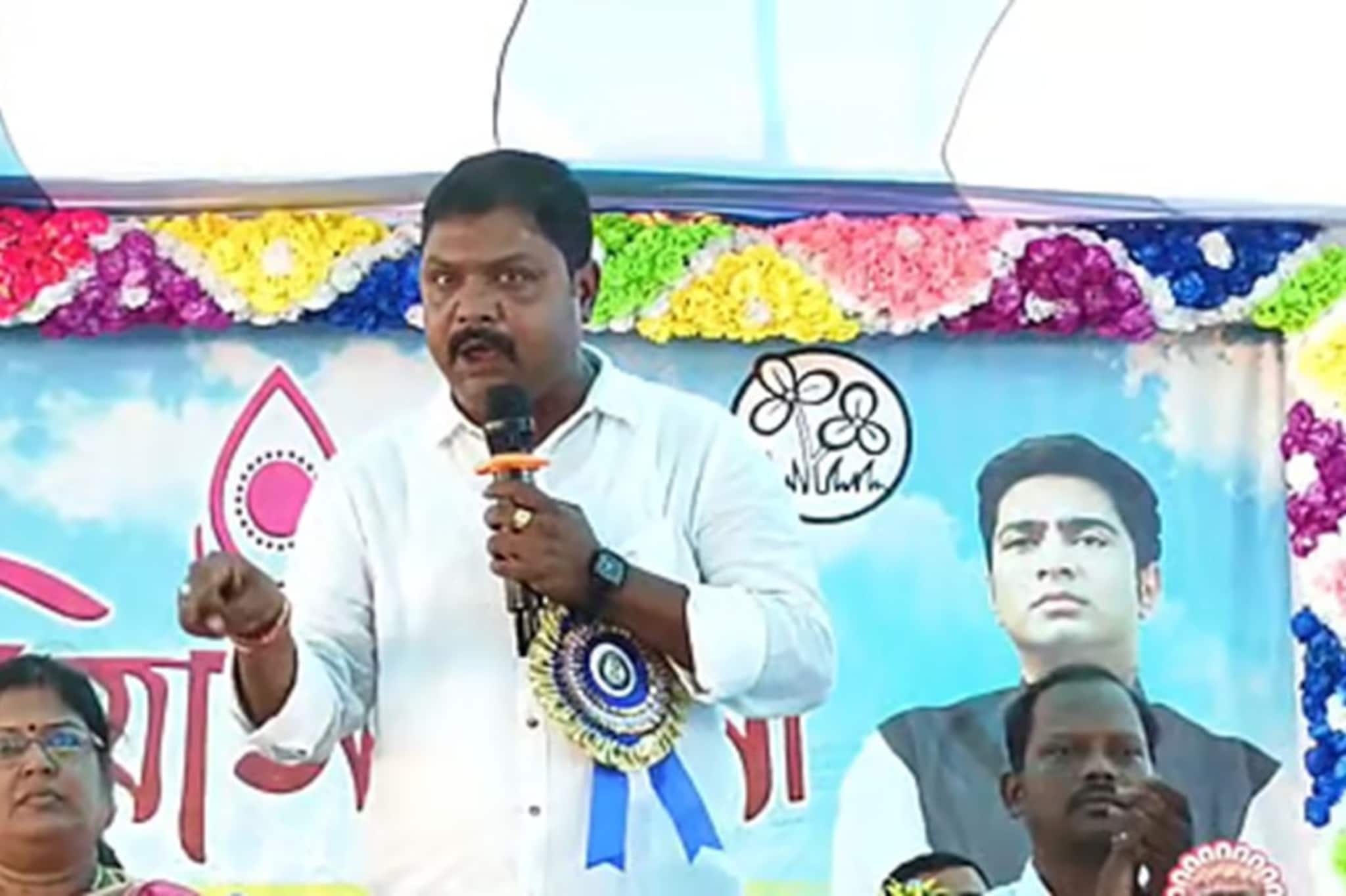 রাস্তায় পড়ে কাতরাচ্ছে রক্তাক্ত দুজন,দেখতে পেয়েই তৃণমূল জেলা সভাপতি যা করলেন!প্রশংসা সকলের