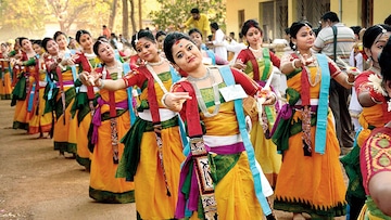 দোলে বোলপুরে হোটেল ভাড়া বেড়ে তিনগুণ! শান্তিনিকেতনে কম বাজেটে থাকবেন কীভাবে?