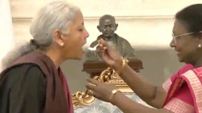 বাজেট ২০২৬-এর আগে ‘দই-চিনি’ খাওয়ালেন রাষ্ট্রপতি মুর্মু: সৌভাগ্যের রীতি, বিজ্ঞানের ব্যাখ্যা ও জ্যোতিষীয় বিশ্বাস