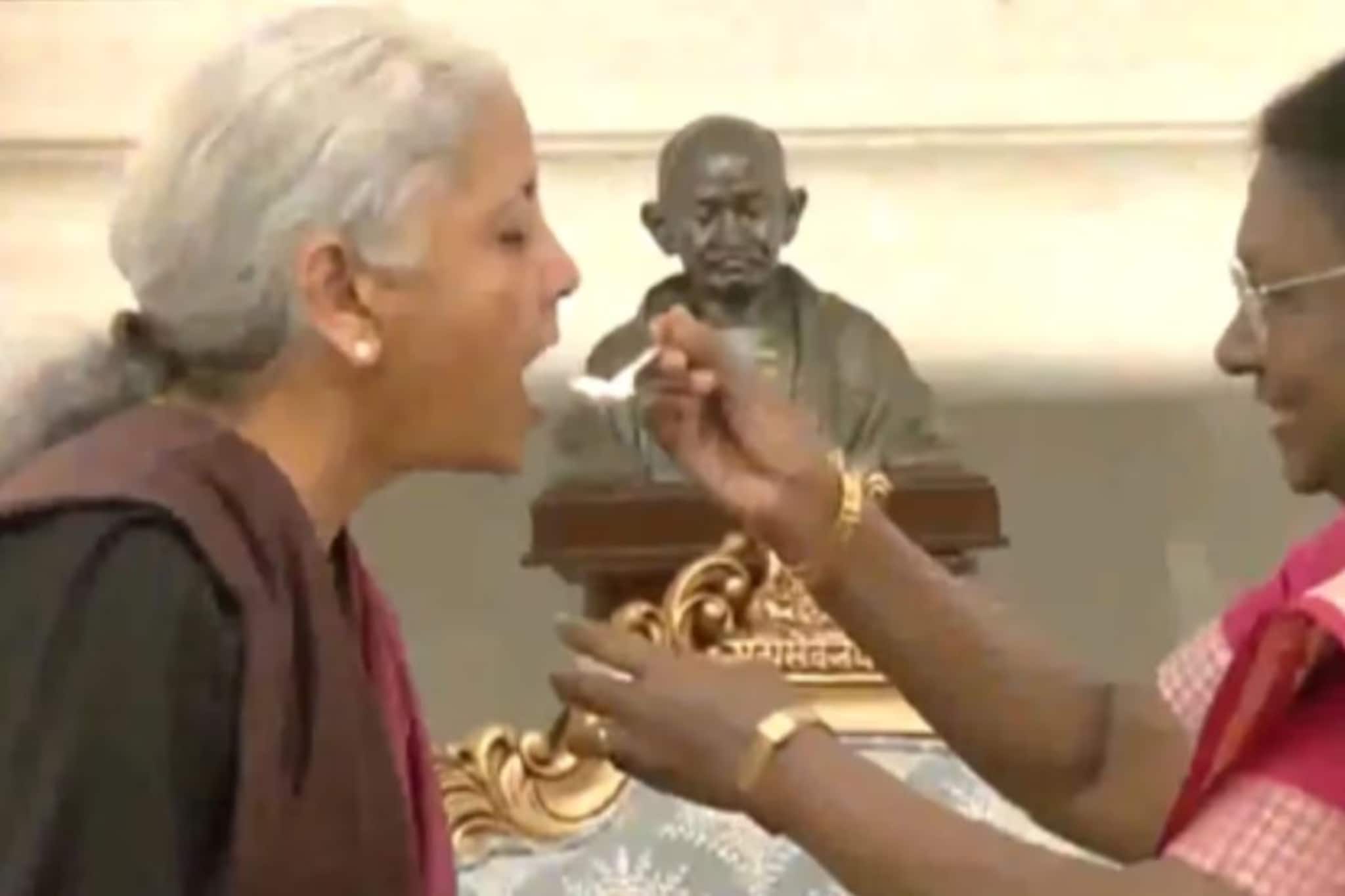 বাজেট শুরুর আগে নির্মলাকে ‘দই-চিনি’ খাওয়ান রাষ্ট্রপতি মুর্মু! এই রীতির নেপথ্যে কী জানেন??