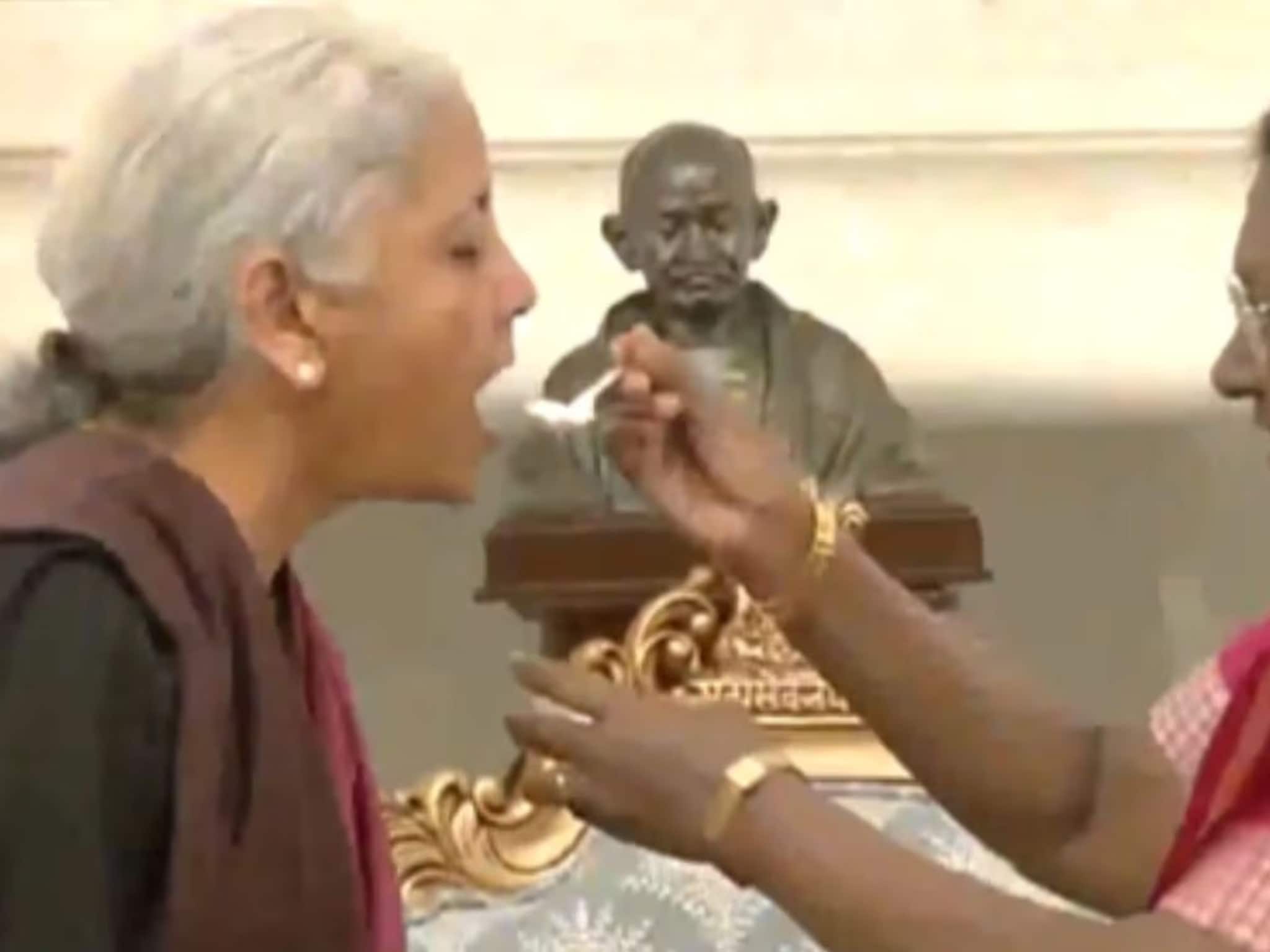 বাজেট শুরুর আগে নির্মলাকে ‘দই-চিনি’ খাওয়ান রাষ্ট্রপতি মুর্মু! এই রীতির নেপথ্যে কী জানেন??