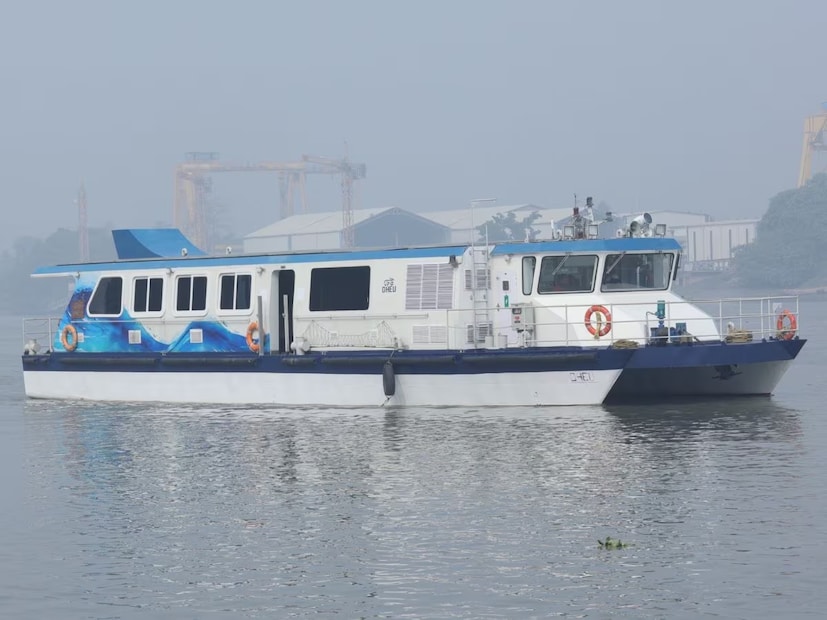 ট্রেন বা সড়ক পরিবহন নয়, এবার নতুন সংযোজন জলপথ। হুগলি নদী দিয়ে হাওড়া থেকে নদীয়া হয়ে মুর্শিদাবাদ জলপথে ভ্রমণ। কেনা হচ্ছে ক্যাটামারান। যা ৩০০ যাত্রী নিয়ে ভ্রমণ হবে অনেক আরাম। আর এই ক্যাটামারান সার্ভিস চালু হলেই জলপথে নতুন পর্যটন কেন্দ্র খুলে যাবে মুর্শিদাবাদ সহ নদিয়ার বুকে। ট্রেন বা সড়ক পরিবহন নয়, এবার নতুন সংযোজন জলপথ। হুগলি নদী দিয়ে হাওড়া থেকে নদীয়া হয়ে মুর্শিদাবাদ জলপথে ভ্রমণ। কেনা হচ্ছে ক্যাটামারান। যা ৩০০ যাত্রী নিয়ে ভ্রমণ হবে অনেক আরাম। আর এই ক্যাটামারান সার্ভিস চালু হলেই জলপথে নতুন পর্যটন কেন্দ্র খুলে যাবে মুর্শিদাবাদ সহ নদিয়ার বুকে।