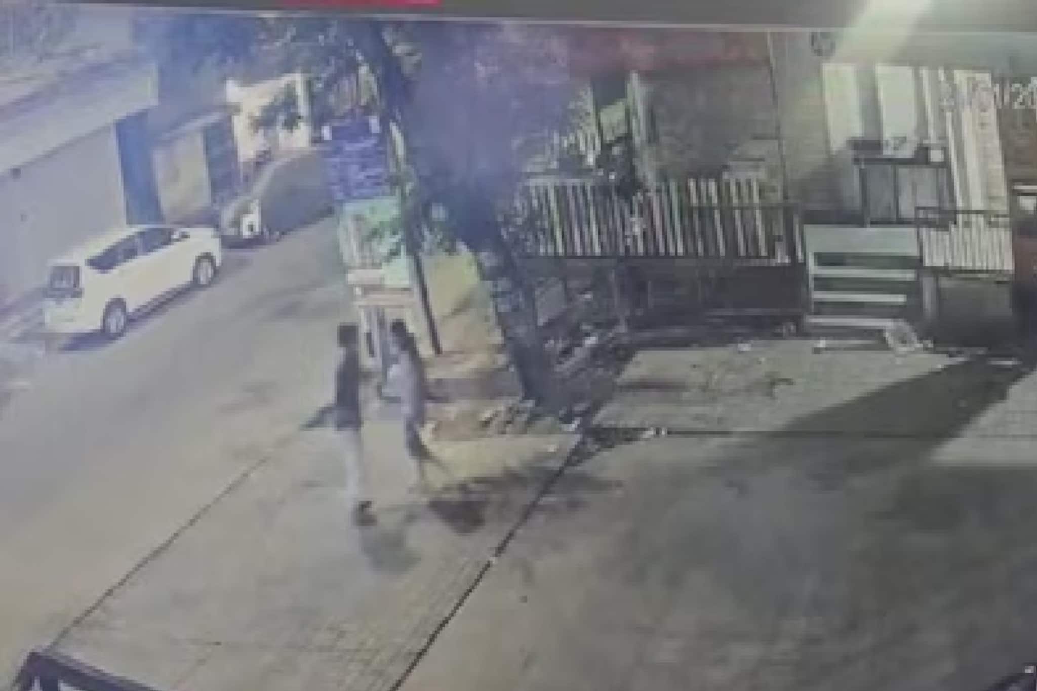 মাঝরাতে রাস্তায় যুবতীকে টেনে হিঁচড়ে যা করল যুবক...! সিসিটিভি ফুটেজে ভয়ঙ্কর দৃশ্য