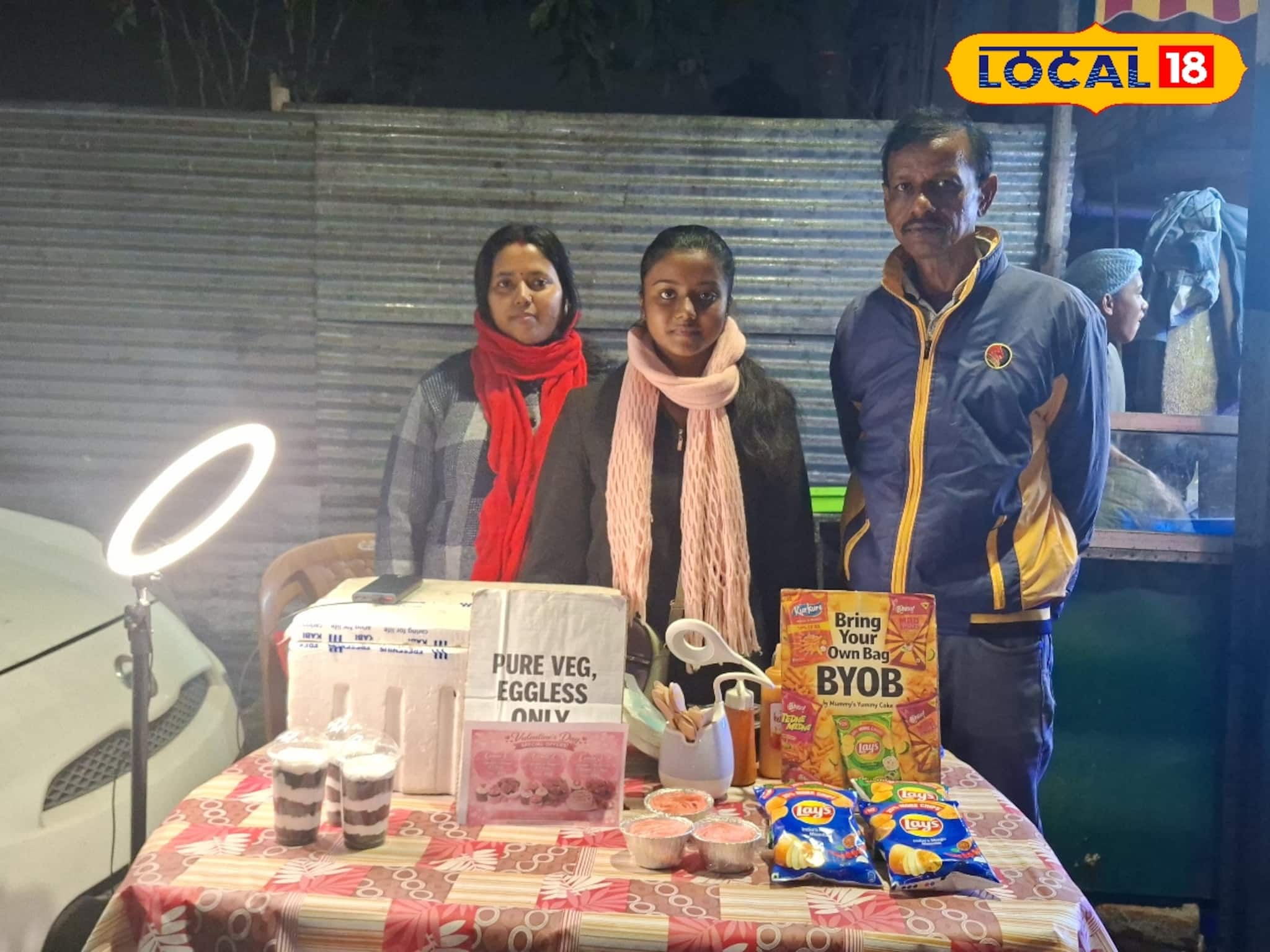 সকালে কলেজ, সন্ধ্যায় খাবারের দোকান!হতদরিদ্র বাবার পাশে দাঁড়াতে লড়াকু মাহির হাড় ভাঙা চেষ্টা