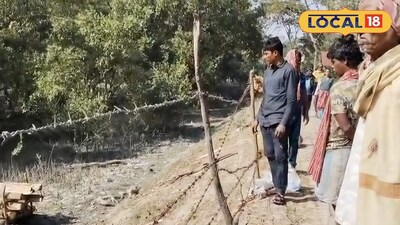 কাঁটাতারের সামনে সীমান্তের মানুষ 