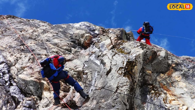 পাহাড় ভাল লাগেনা এমন মানুষের সংখ্যা হয়ত নেই বললেই চলে। তবে পাহাড় দেখার পাশাপাশি সেই পাহাড়ে আরোহন করার স্বপ্ন দেখেন বহু মানুষ। লক্ষ লক্ষ টাকা খরচ করে অনেকেই পৌঁছতে চান দুর্গম সব শৃঙ্গে। তবে পাহাড় আরোহণের জন্য প্রয়োজন প্রশিক্ষণ। (প্রতিকী ছবি) পাহাড় ভাল লাগেনা এমন মানুষের সংখ্যা হয়ত নেই বললেই চলে। তবে পাহাড় দেখার পাশাপাশি সেই পাহাড়ে আরোহন করার স্বপ্ন দেখেন বহু মানুষ। লক্ষ লক্ষ টাকা খরচ করে অনেকেই পৌঁছতে চান দুর্গম সব শৃঙ্গে। তবে পাহাড় আরোহণের জন্য প্রয়োজন প্রশিক্ষণ। (প্রতিকী ছবি)