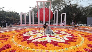 স্মরণ আর শ্রদ্ধার ফুলে রঙিন ঢাকার শহিদ মিনার চত্বর! ভাষা দিবসে ঢাকার টুকরো ছবি