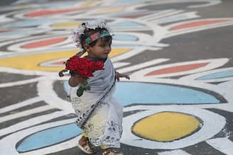 স্মরণ আর শ্রদ্ধার ফুলে রঙিন ঢাকার শহিদ মিনার চত্বর! ভাষা দিবসে ঢাকার টুকরো ছবি