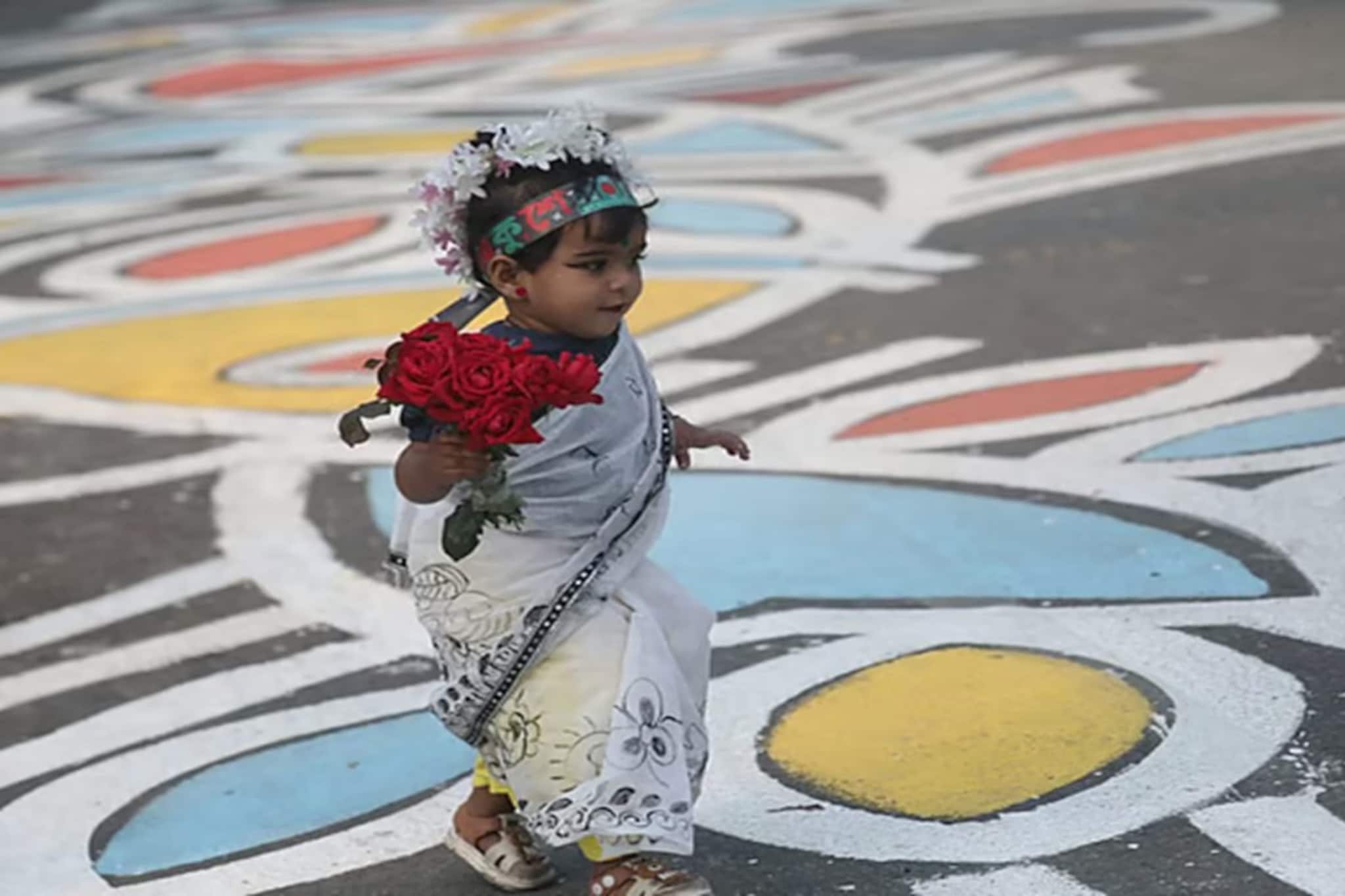 স্মরণ আর শ্রদ্ধার ফুলে রঙিন ঢাকার শহিদ মিনার চত্বর! ভাষা দিবসে ঢাকার টুকরো ছবি