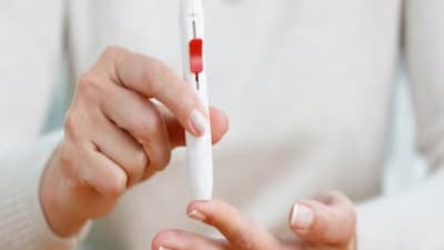 ডায়াবেটিস নীরবে অনেক ভারতীয়ের দৈনন্দিন জীবনের একটি অংশ হয়ে উঠেছে। প্রায় প্রত্যেকেই এমন কোনও বন্ধু, আত্মীয়, প্রতিবেশী বা সহকর্মীকে চেনেন যিনি তাঁর সুগারের মাত্রা পরীক্ষা করেন, মিষ্টি এড়িয়ে চলেন, অথবা একই সঙ্গে "বিপি এবং সুগার" নিয়ে কথা বলেন। ডায়াবেটিস একটি দীর্ঘস্থায়ী রোগ, যেখানে শরীর সঠিকভাবে ইনসুলিন তৈরি বা ব্যবহার করতে পারে না, যার ফলে রক্তে শর্করার মাত্রা বেড়ে যায়।