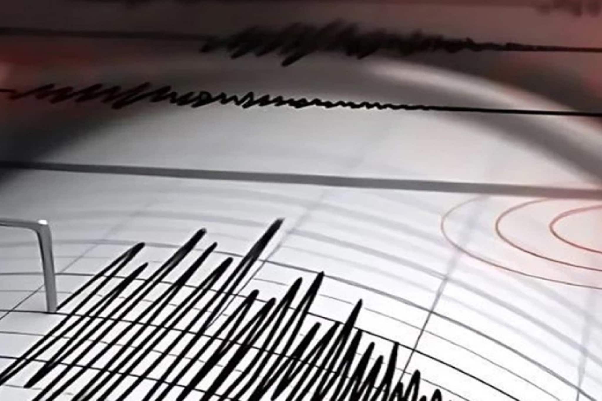 একটানা ভয়াবহ কম্পন, ভয়াবহ ভূমিকম্পে কাঁপল বাংলা, আতঙ্কে বহুতল-অফিস থেকে রাস্তায় মানুষ