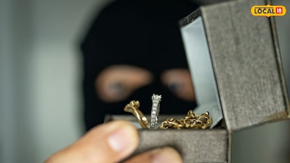 গয়নার দোকানে সিঁধ কেটে চুরি গুসকরায় গয়নার দোকানে সিঁধ কেটে চুরি গুসকরায়