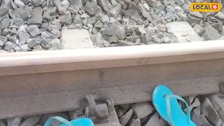 রেললাইনে পড়ে আছে মহিলার জুতো