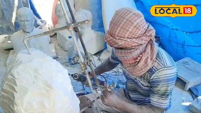 কারখানায় মূর্তি তৈরি করছেন কারিগর