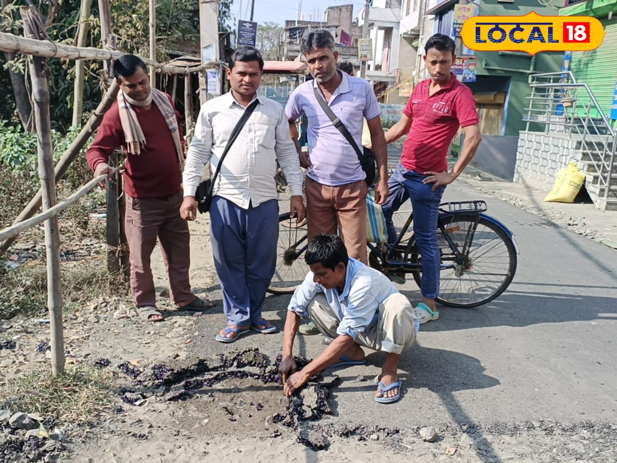নতুন রাস্তার আনন্দ দু'দিনও টিকল না, হাত দিলেই উঠে আসছে পিচের চাঙড়! আবার নির্মাণের নির্দেশ